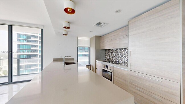 Foto del edificio - 1300 S Miami Ave