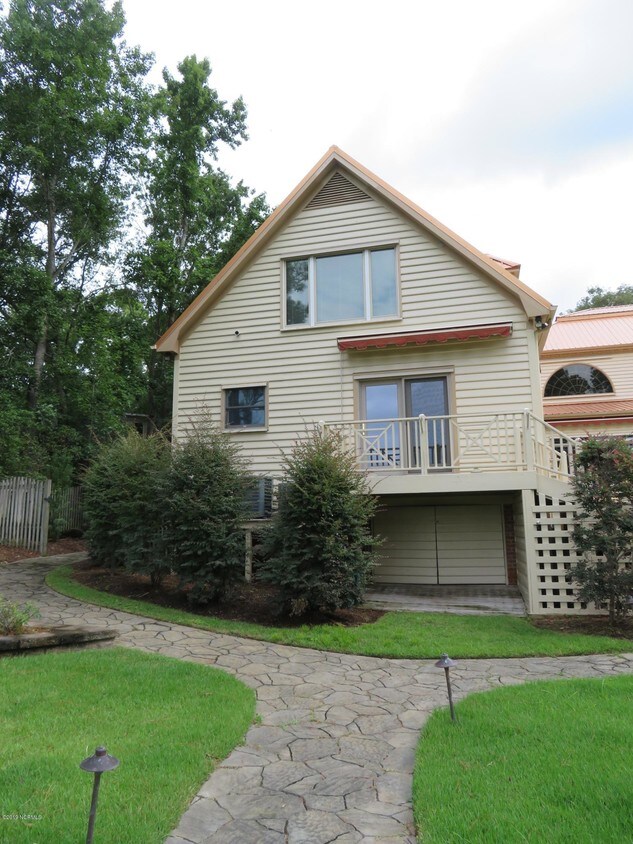 6400 Timber Creek Ln Unit B, Wilmington, NC 28411 Room for Rent in Wilmington, NC