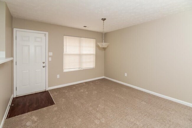 Foto del edificio - 6800 Hidden Lake Dr