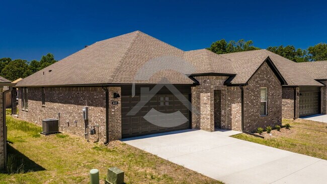 Building Photo - 623 Riley Ln