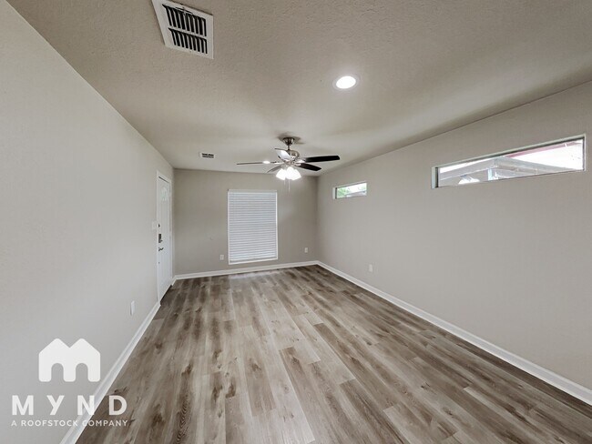 Foto del edificio - 235 E Lambert St