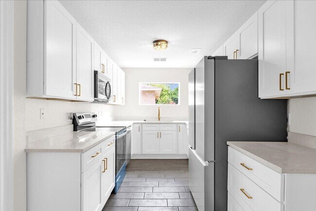 Foto del edificio - FOR RENT!!! BEAUTIFUL AND FULLY REHABBED 2 BED 2 BATH SINGLE FAMILY HOME...