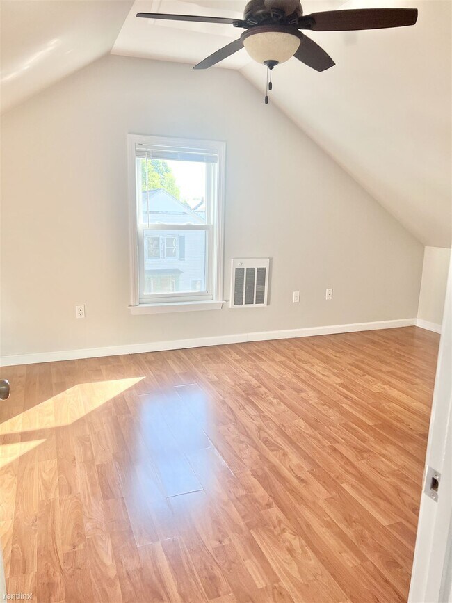 Foto del edificio - 1 br, 1 bath Triplex - 35 Edgewood Street ...