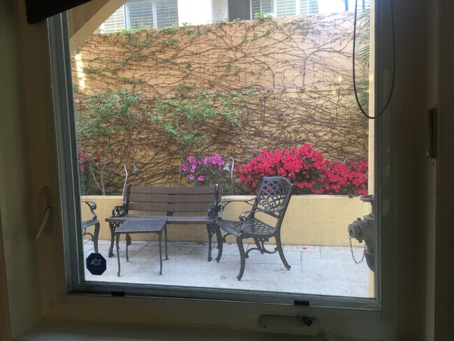 Vista desde la ventana del dormitorio de la planta baja. - 1540 S Bentley Ave