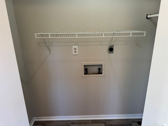 Building Photo - Newly Renovated 2 Bedroom 1.5 Bath Condo located in Elizabethton, TN