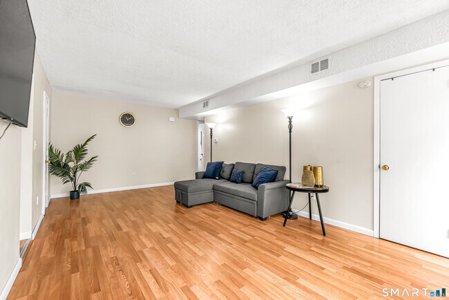 Foto del edificio - 5 Birch Ln