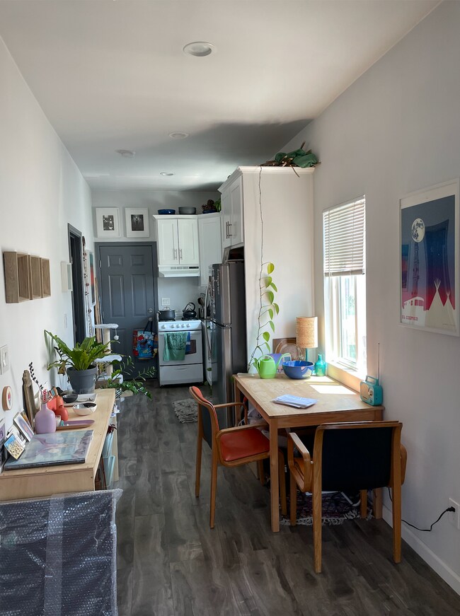 Cocina / Sala de estar - 4540 Huntington Dr N