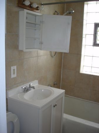 Building Photo - 724 E 105th St