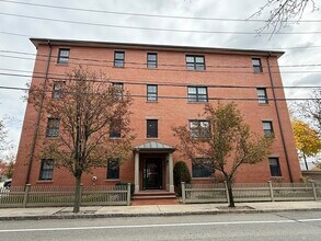 Building Photo - 20 Locust St