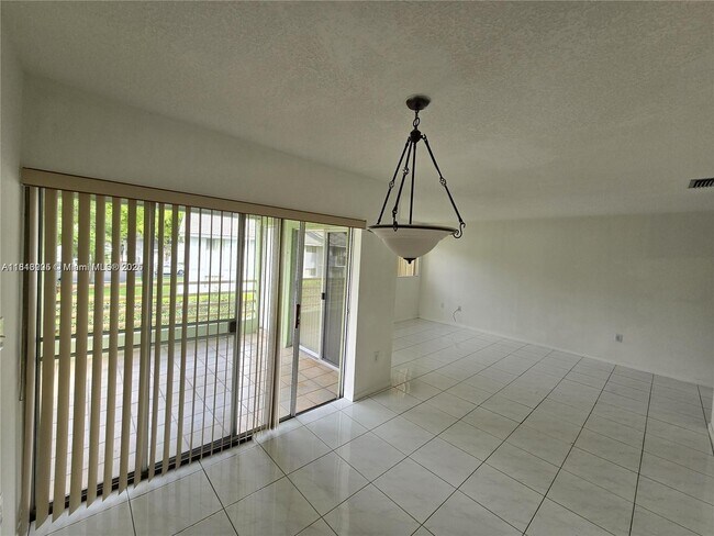 Foto del edificio - 11183 NW 7th St