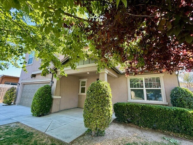 Foto del edificio - Beautiful Spacious 5 Bedroom Home located ...