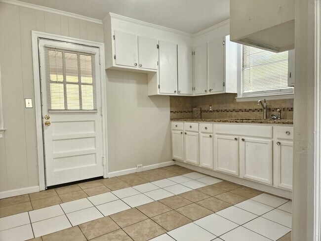 Building Photo - 104 Hutto Ct