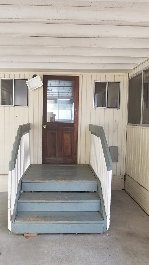 Building Photo - 3 bed/2 bath manufactured home on shared 2...