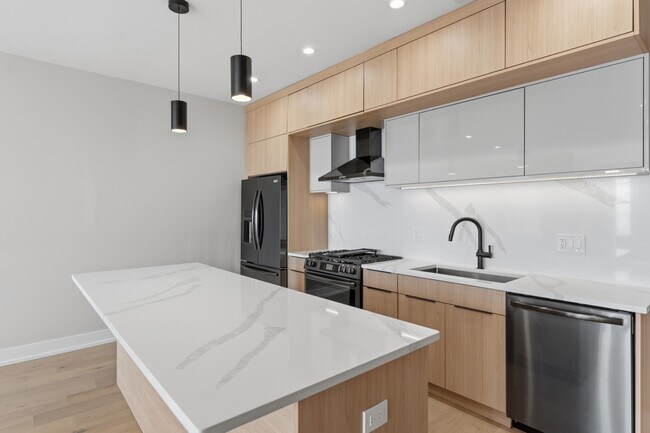 Building Photo - 7516 N Eastlake Terrace