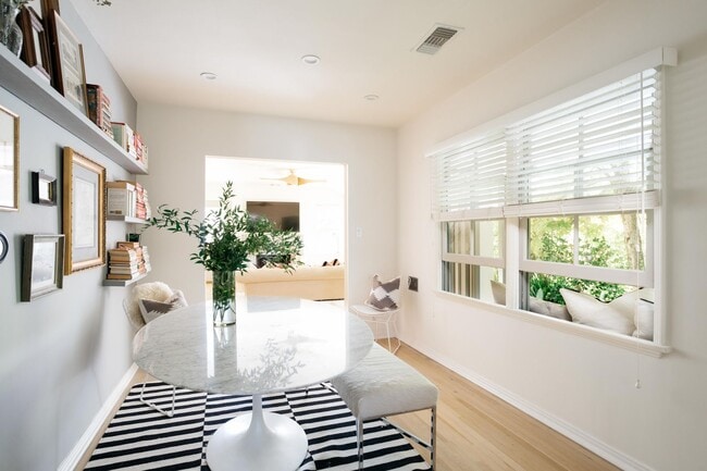 Foto del edificio - Fully Furnished Hollywood Hills Retreat | Private, Gated, Monthly Rental