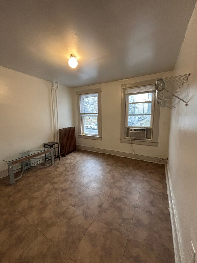 Building Photo - 645 E Orange St