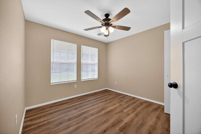 Foto del edificio - BRAND-NEW 4BR/2BA Duplex/Patio home with Garage - Available Now near Hollister, Schools