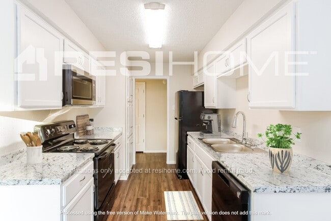 Building Photo - 1305 Duvall Dr
