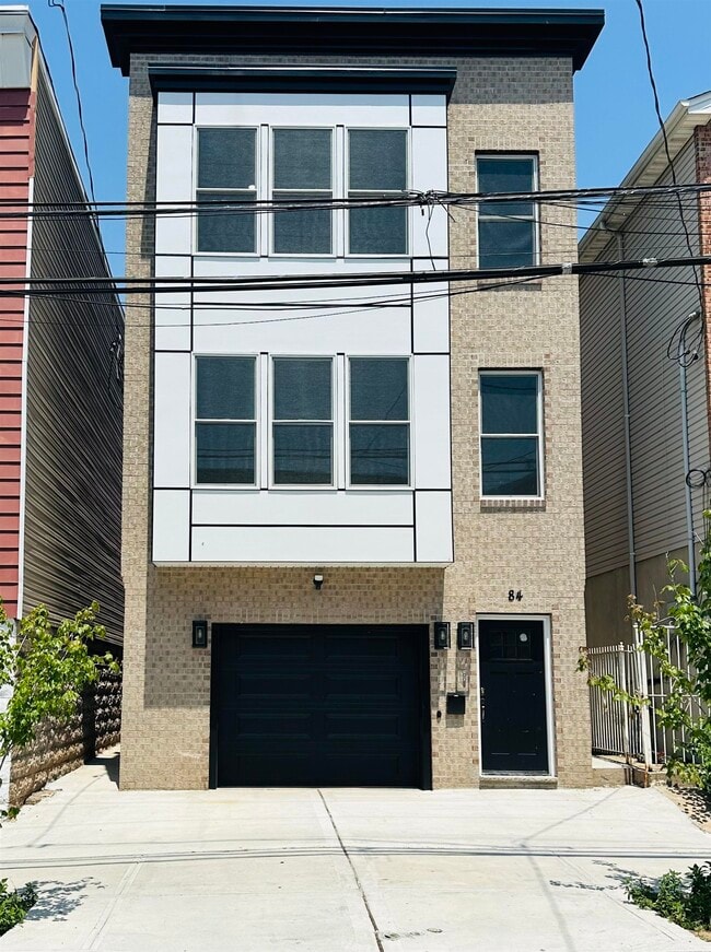 Building Photo - 84 Logan Ave