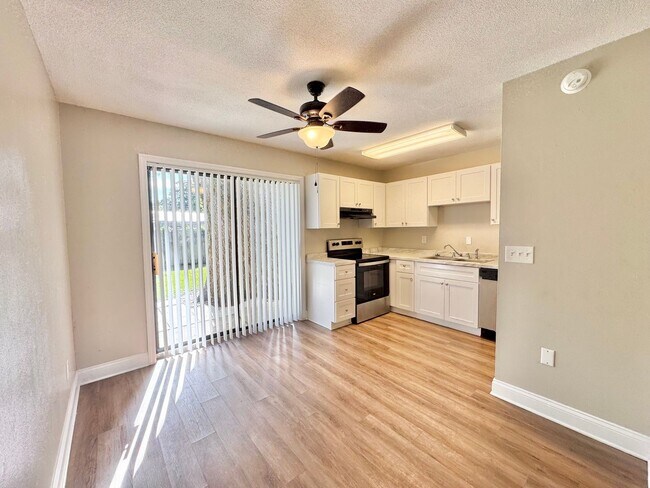 Foto del edificio - Apartment - Right off Cypress Gardens Blvd