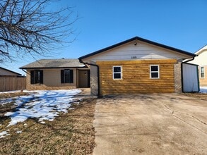 Building Photo - 1109 S Bouziden Dr