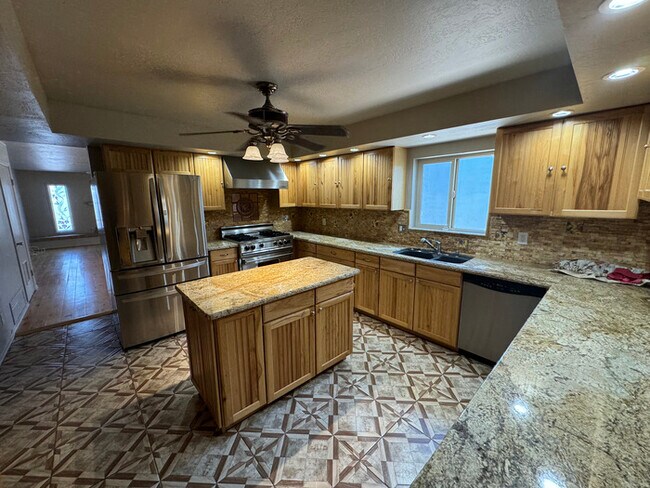 Foto del edificio - Lovely 3-Bedroom 2-Bathroom Home in Litchf...
