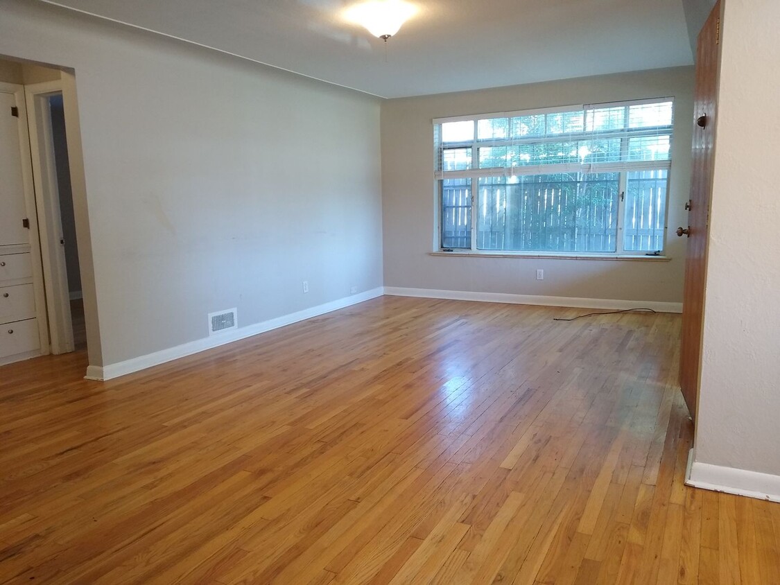 Foto principal - Park Hill 2 Bedroom 1 Bath Central Air! At...