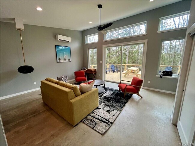 Foto del edificio - 197 Lake Ridge Rd