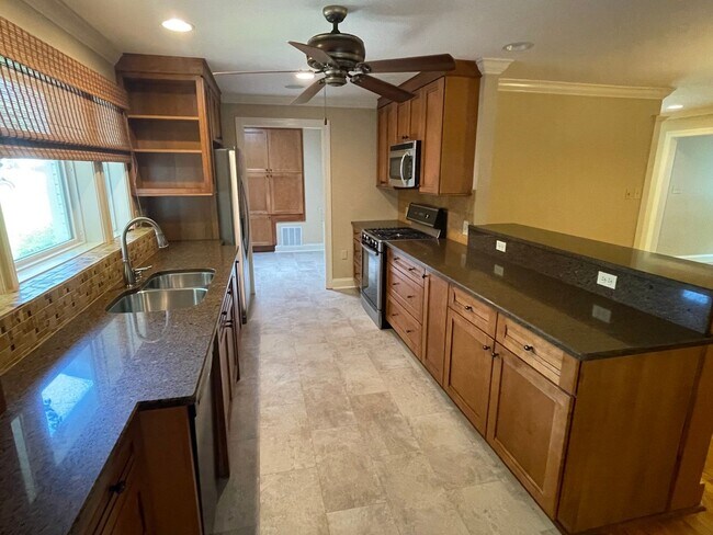 Foto del edificio - Elegant 4bd/3ba Home with Fenced-in Backyard