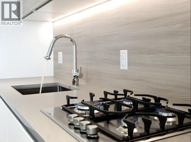 Photo du bâtiment - 652 Whiting Way