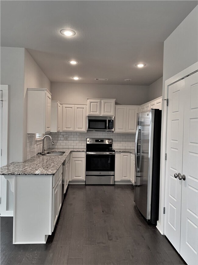 Building Photo - 3901 SW Peachwood Dr