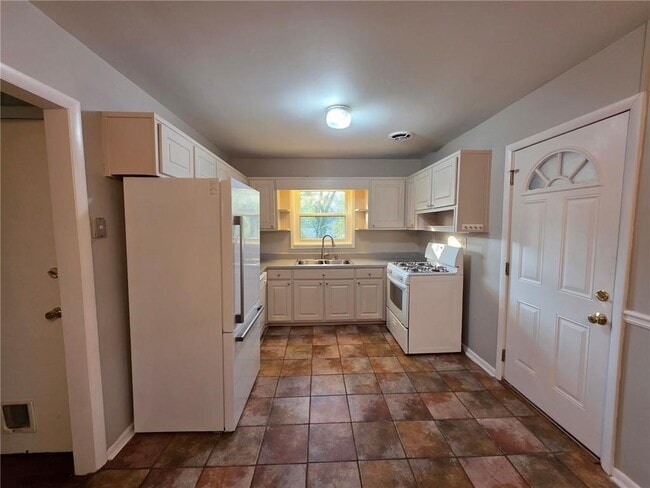 Building Photo - 652 Forest Ridge Dr SE