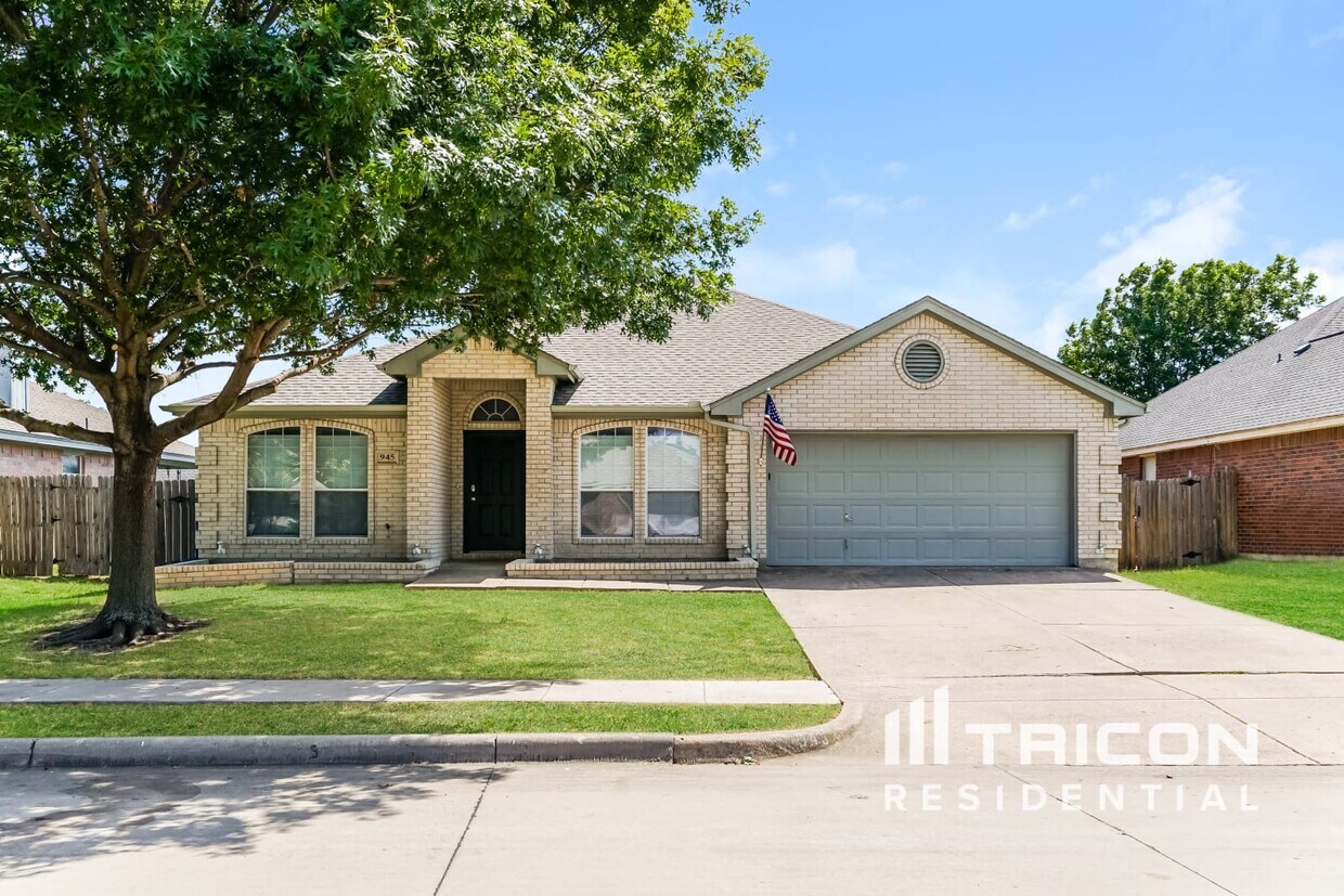 Foto principal - 945 Carlin Lane Burleson TX