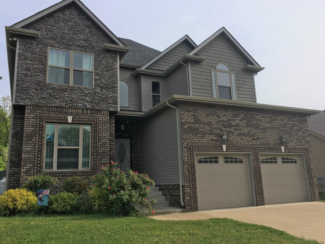 Foto principal - Stunning Home in Rossview School District!