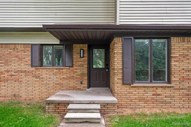 Building Photo - 4866 Walnut Lake Rd