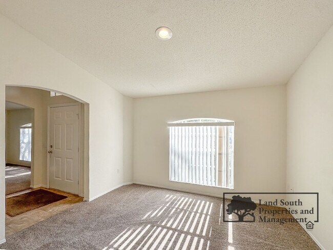 Building Photo - Charming 3-Bedroom Home in Prime SE Lakela...