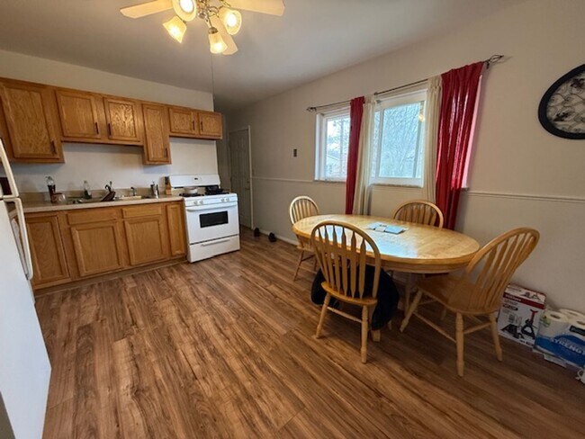 Foto del edificio - Spacious 4-Bedroom Home with Attached Garage