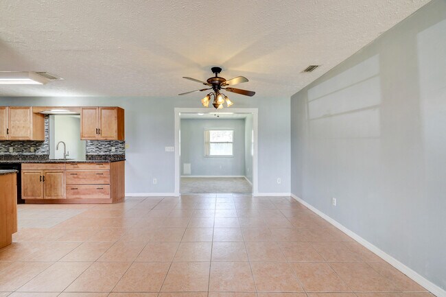 Building Photo - 1641 SW Buffum Ln
