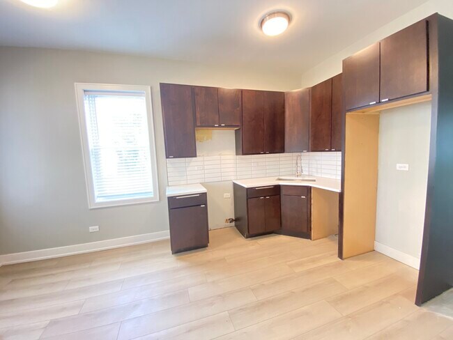 Building Photo - 3029 W 21st Plz