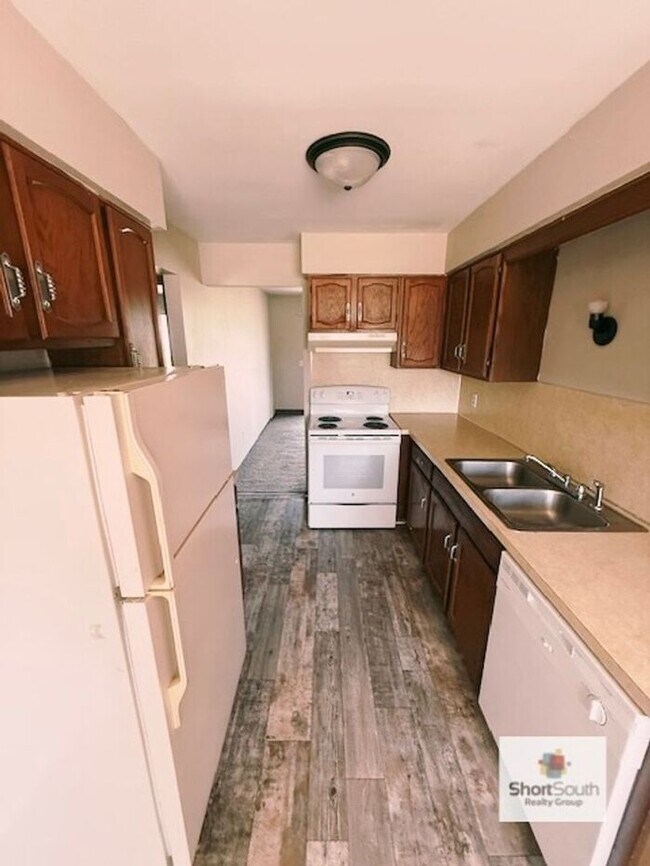 Foto del edificio - Updated 2 bed 1 bath main floor apartment with covered detached garage