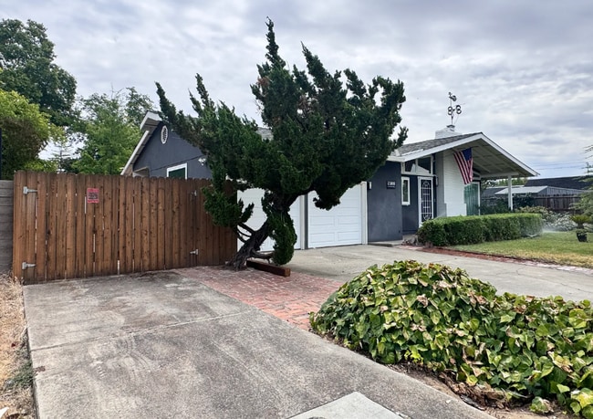 Building Photo - Updated Large 3 bedroom 2 bathroom home