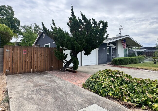 Foto del edificio - Updated Large 3 bedroom 2 bathroom home
