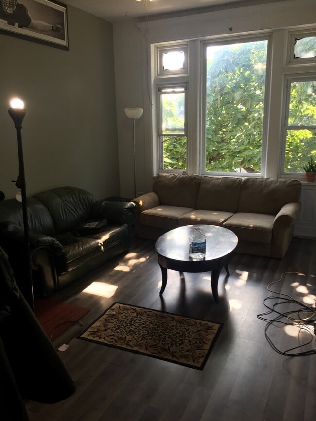 Building Photo - 1929 N Sheffield Ave