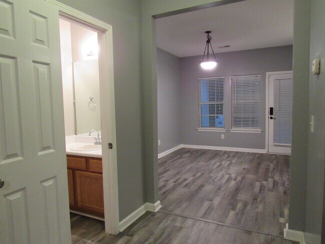 Building Photo - 4881 Robinson Square Dr