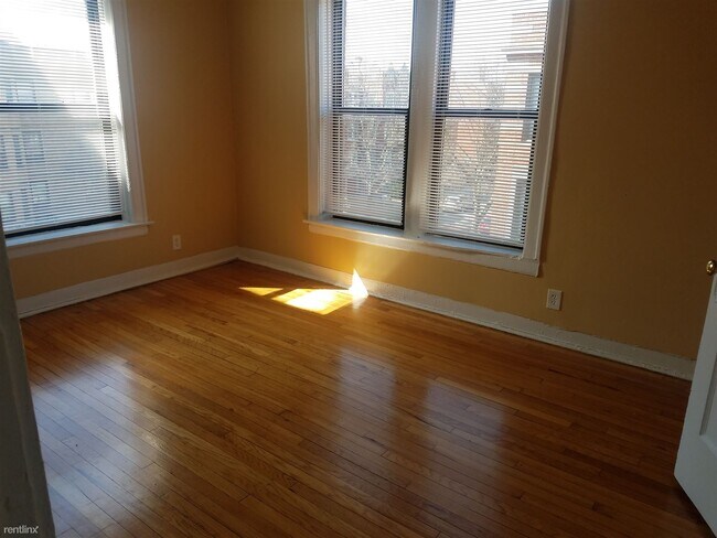 Building Photo - 2 br, 1 bath Apartment - 6873 S Crandon Ave