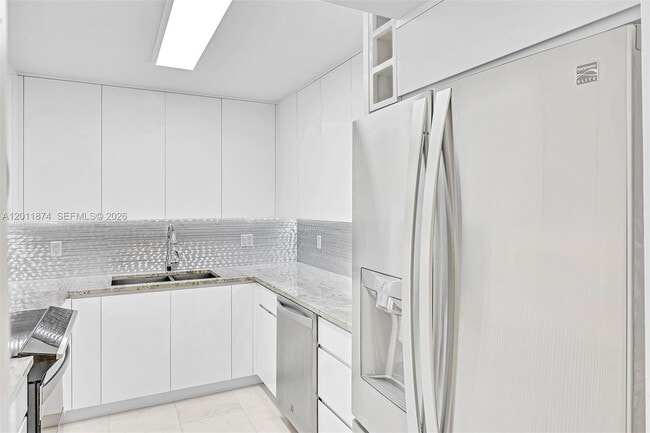 Building Photo - 2500 Parkview Dr