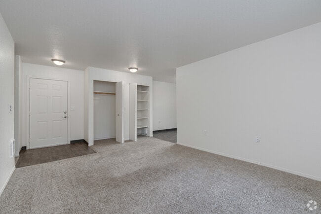 1BR, 1BA - 683SF - Living Room - Masters Apartments