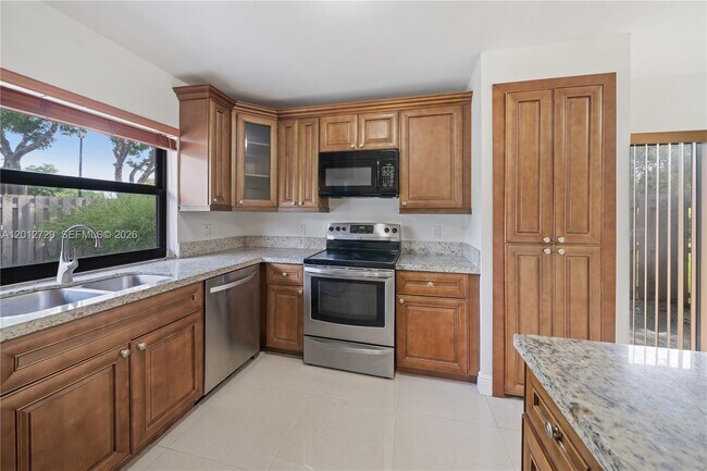 Building Photo - 11000 SW 112th Ave