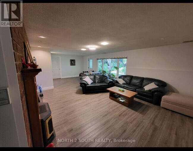 Photo du bâtiment - 8329-8310 10 Side Rd