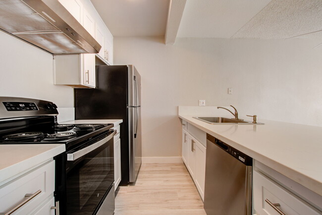 Building Photo - The Elms Apartments